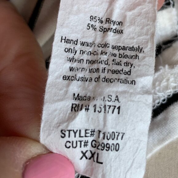 ๐ฑ 5 FOR $10. KALEIGH BLACK & WHITE STRIPED RAYON TOP SIZE XX-LARGE - Picture 4 of 4